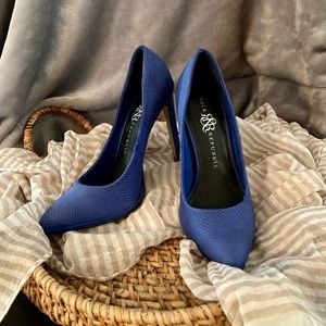 ROCK & REPUBLIC - Arabella blue faux-snakeskin stilettos. Size 7.5